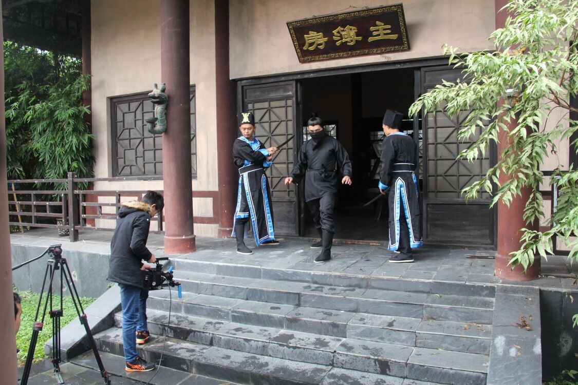 景区正在拍摄电影《采花大盗》花絮(一)大放送啦!(图2) 景区正在拍摄电影《采花大盗》花絮(一)大放送啦!(图2)