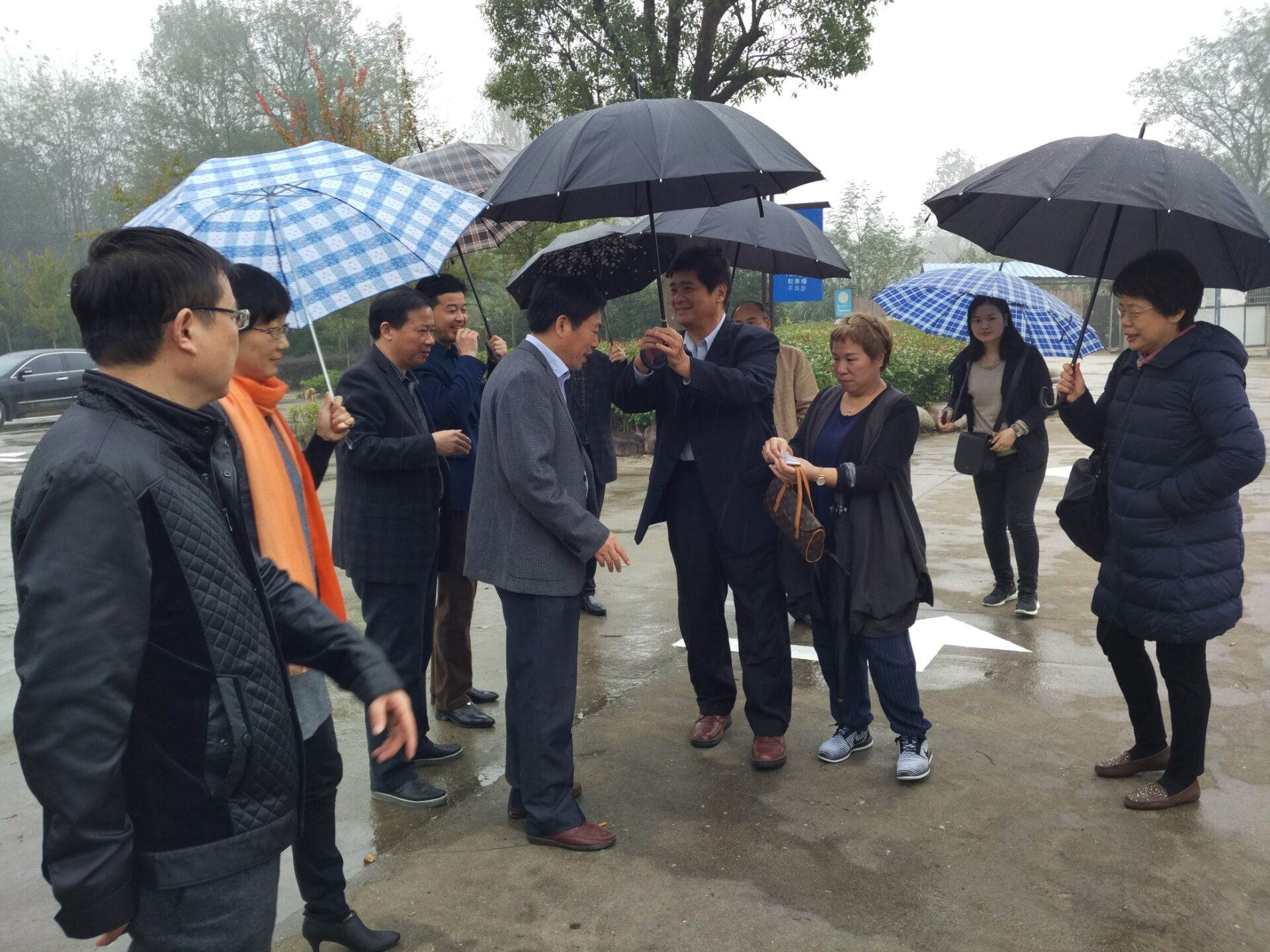 台湾发展研究院陈麟董事长一行来孔雀东南飞参观考察(图1) 台湾发展研究院陈麟董事长一行来孔雀东南飞参观考察(图1)