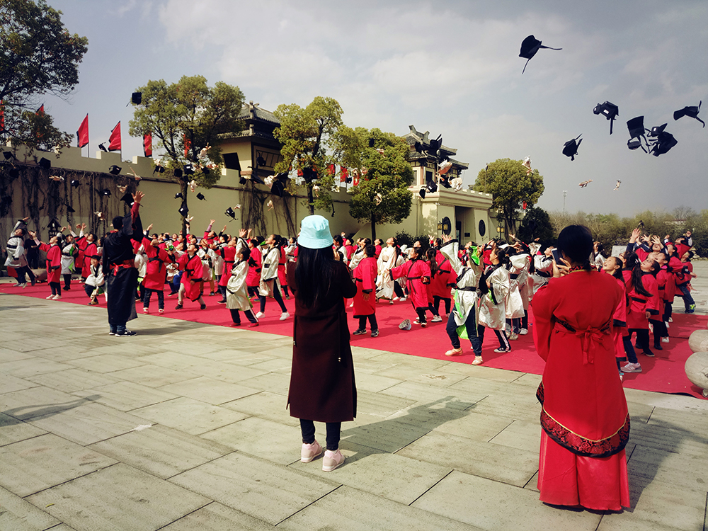 阜阳和谐路小学2017届成童礼活动仪式在孔雀东南飞景区隆重举行(图4)