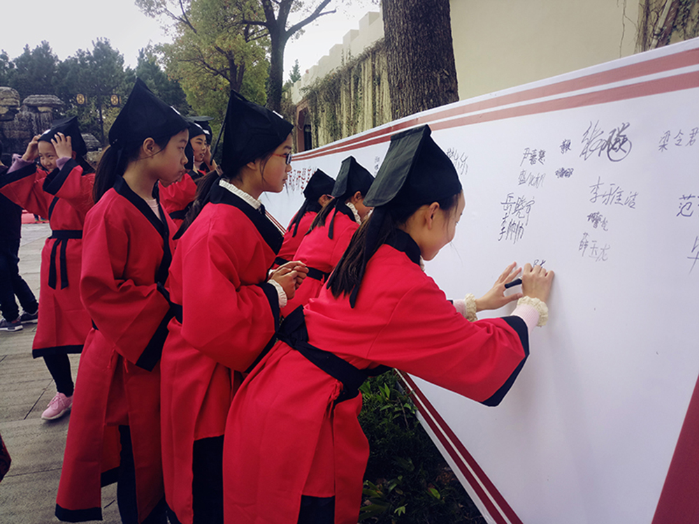 阜阳和谐路小学2017届成童礼活动仪式在孔雀东南飞景区隆重举行(图8)