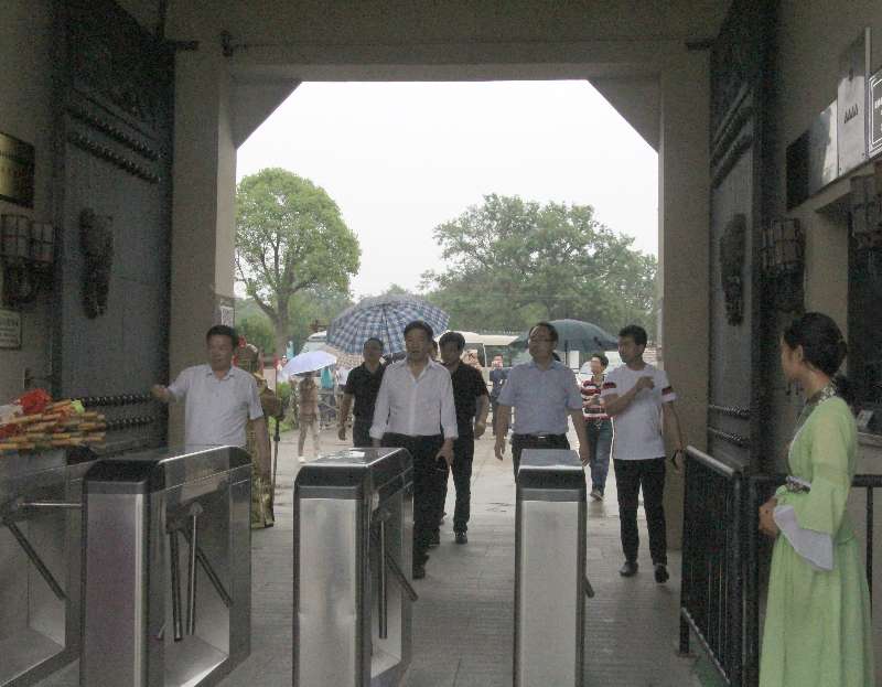 长城影视集团董事长赵锐勇一行来景区考察(图1) 长城影视集团董事长赵锐勇一行来景区考察(图1)