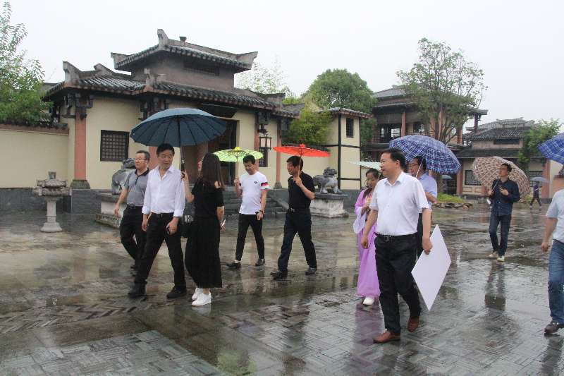 长城影视集团董事长赵锐勇一行来景区考察(图3) 长城影视集团董事长赵锐勇一行来景区考察(图3)