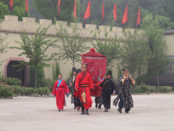 孔雀东南飞景区“开城门”仪式表演活动紧锣密鼓“彩排”中(图2) 点击浏览下一页