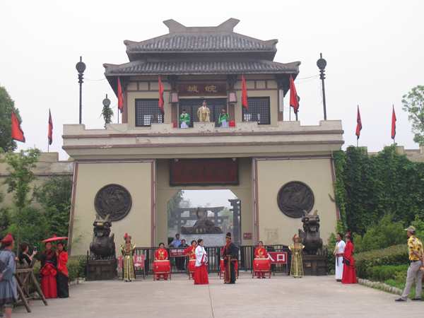 孔雀东南飞景区“开城门”仪式表演活动紧锣密鼓“彩排”中(图1) 点击浏览下一页