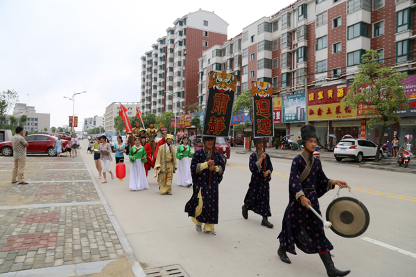 孔雀东南飞景区汉马盛装巡游(图1) 点击浏览下一页