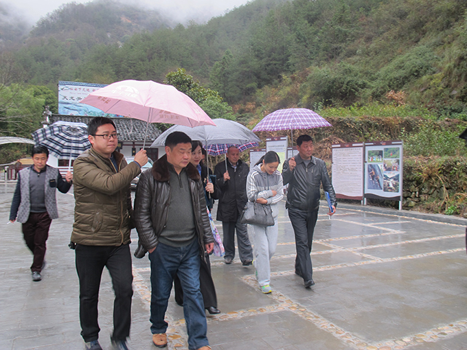 省旅游局专家组到天龙关景区对旅游厕所建设情况进行检查(图1) 点击浏览下一页
